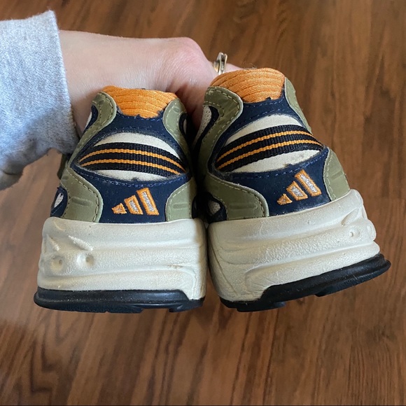 Adidas size 6 sneakers - Picture 8 of 8